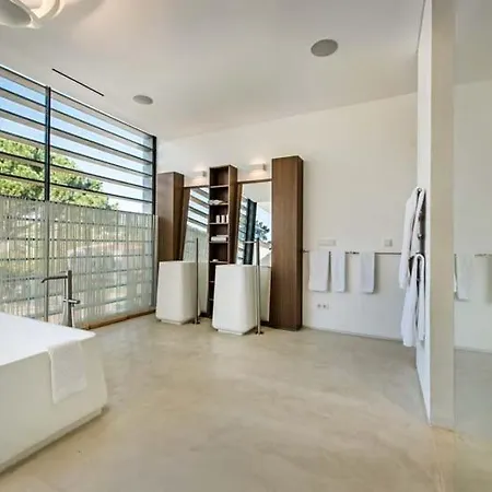 Sleeps 8 With Pool Air Con And Wifi *