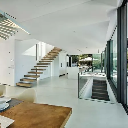 Villa Sleeps 8 With Pool Air Con And Wifi *
