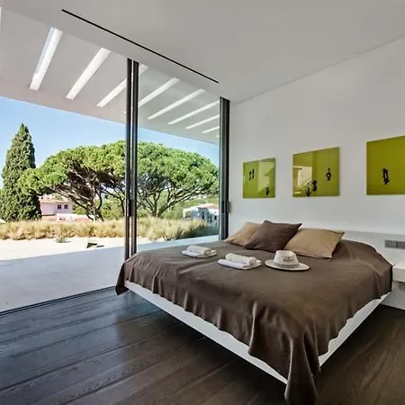 Sleeps 8 With Pool Air Con And Wifi